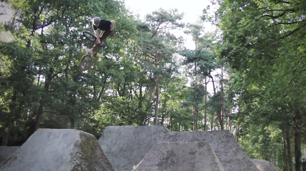 Greg Van Tulder hat einen neuen Edit für Grounded BMX am Start und tritt in gewohnter Manier das Gaspedal bis zum Boden durch und clickt wunderbare Turndowns.