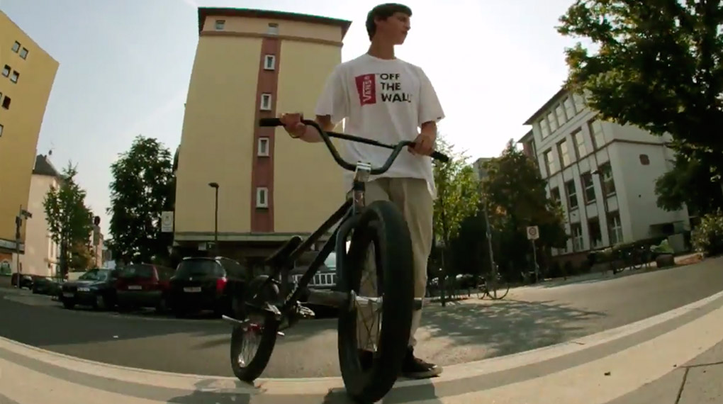 Jan Hollinger ist der Neuzugang im Frankfurter Deepend Shop-Team und haut, vorwärts wie rückwärts, eine Manual-Line nach der anderen raus. Freecoaster Life!