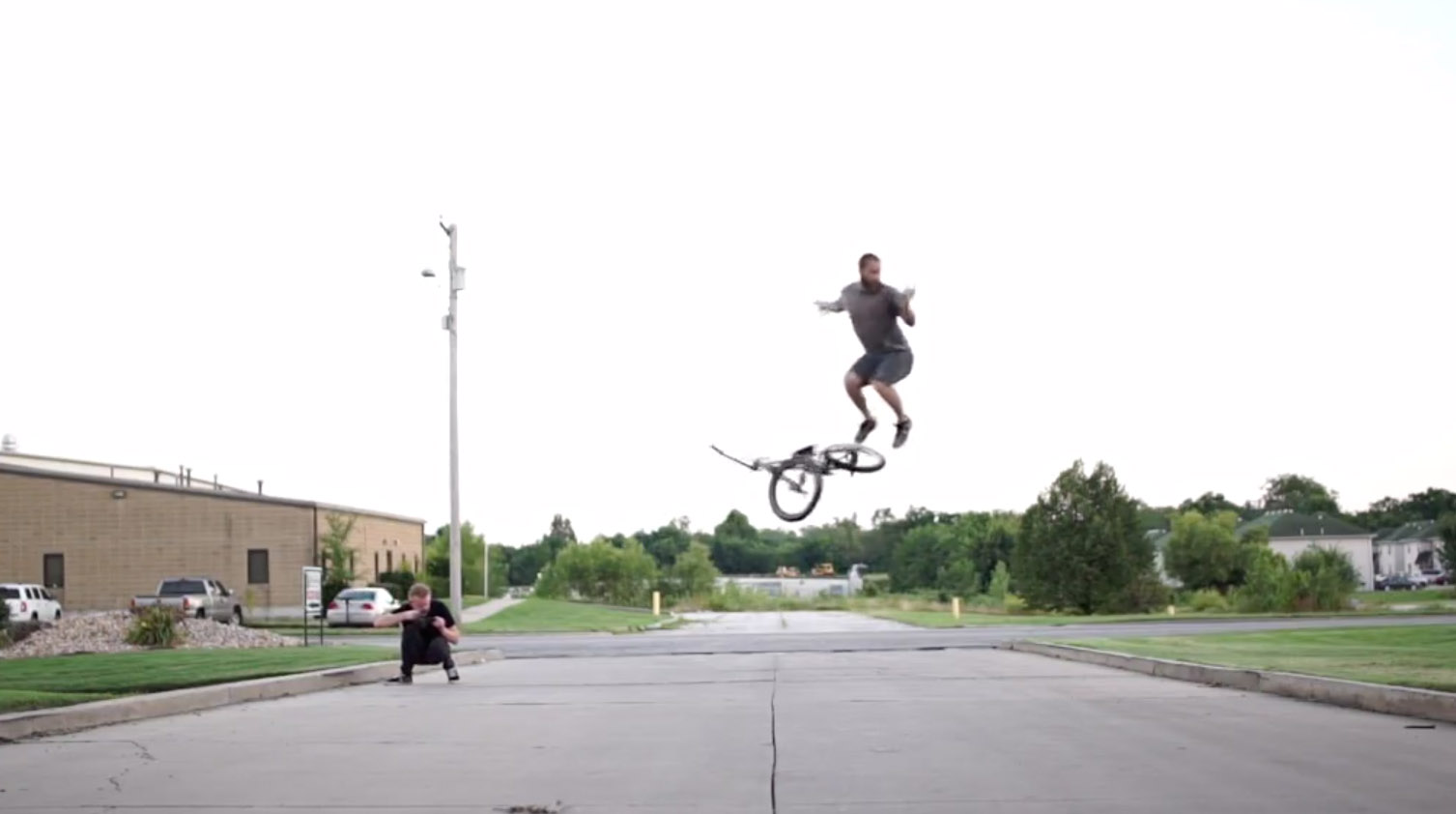 Jeff Sadler fährt schnell und springt gerne weit. Seit seinem letzten Edit sind vier Jahre vergangen, aber an seinen Vorlieben hat sich nichts geändert.