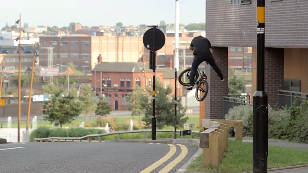 Karl Feix hat einen neuen Edit am Start, in dem er die Straßen und Trails Englands unsicher macht und dabei sehr kreativ unterwegs ist. Überzeug dich selbst.