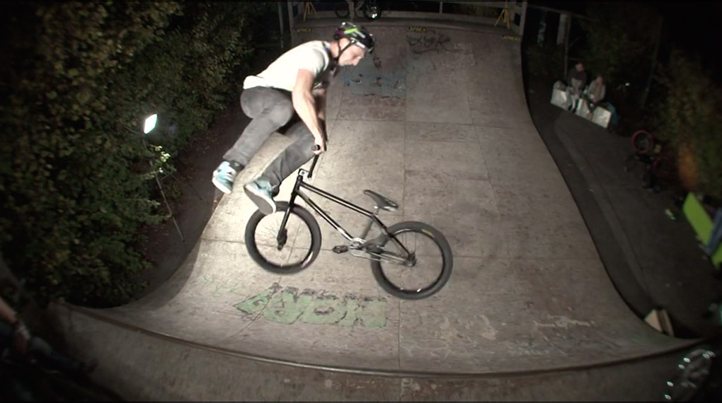 Marcel Profittlich hat einen Halloween Nightjam in der alten Kieler Minirampe veranstaltet. Nachts mit Dudes Fahrradfahren: Der Spaß ist vorprogrammiert.