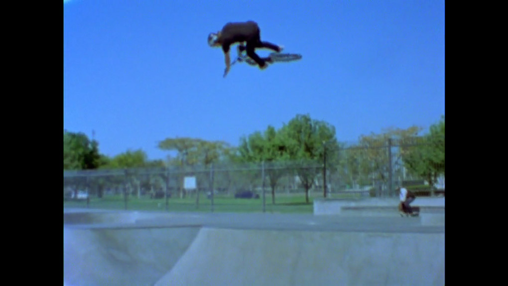 Meterhohe Airs und Feuerspuren in Betonbowls beschreiben das Fahren von Kris Fox ziemlich gut. Im Video zu seinem Signature-Rahmen gibt es beides zu Genüge.