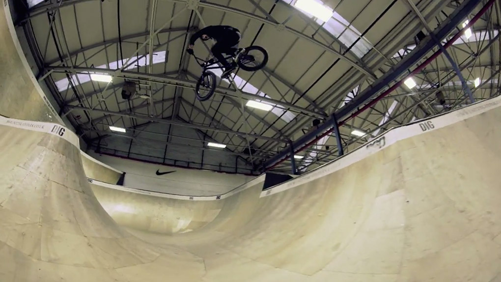 Kriss Kyle reißt die Unit 23 Halle in Glasgow im übertragenen Sinne komplett ab und flippt so ziemlich jeden vorstellbaren Wallride. Bitte gut festhalten!