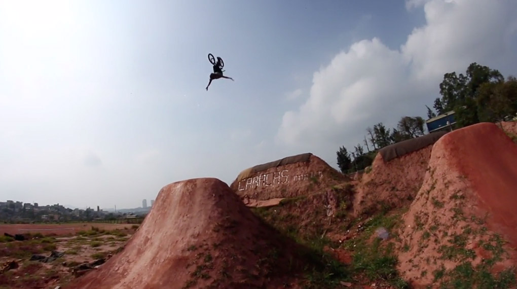 Leandro Moreira ist als BMX-Profi einen großen Teil des Jahres unterwegs. Zum Ende der Saison ist er in seine Heimat zurückgekehrt und fährt ein paar Trails.