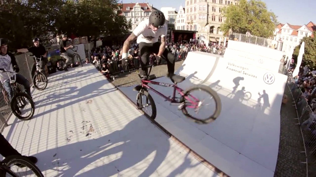 Das Mellowpark-Showteam war in Braunschweig zu Gast und hat beim Trendsporterlebnis 2014 gezeigt, wie man Minirampe fährt. Hier gibts
