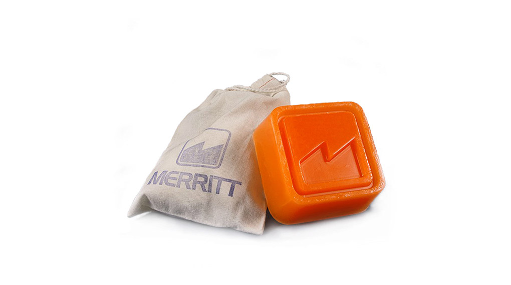 Produkt des Tages: Heute gibt es ein Gimmick, das dir das Leben leichter macht, nämlich das Merritt Logo-Wax. Nicht nur praktisch, sondern auch schick.