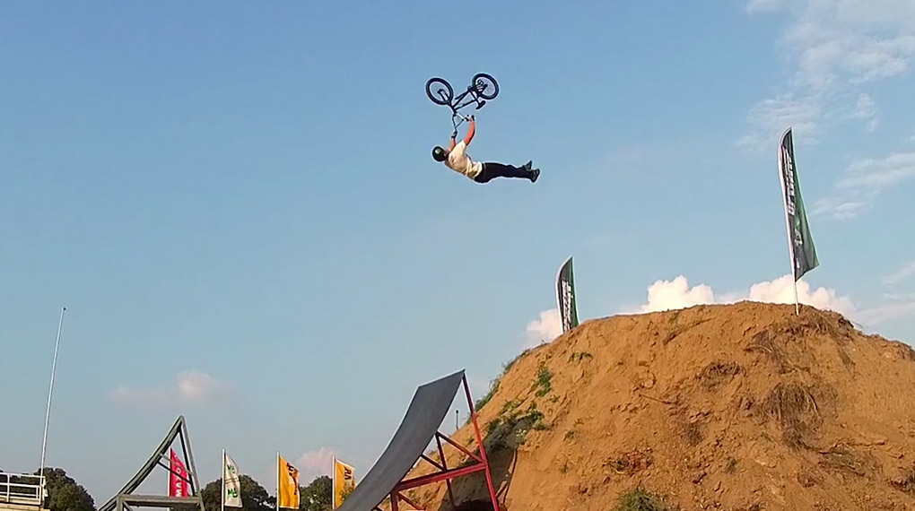 Simon Moratz, Philipp Baum und Michael Meisel – drei Namen, die für feinstes Trickgewitter stehen, so siehst du in diesem Video Whips und Flips en masse.