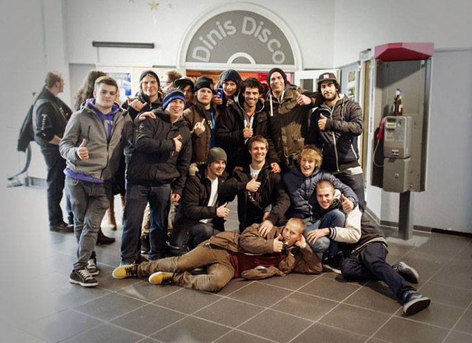 Der Veranstalter des Adventsjams im Kreis seiner Lieben