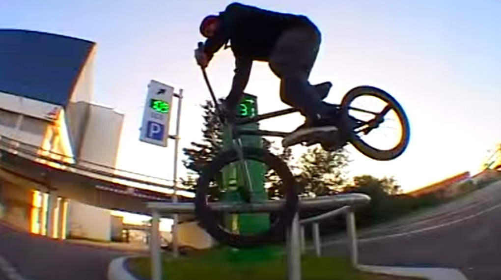 Leservideo: Alex Posch verzichtet auf riesige Handrails und setzt lieber auf technische Raffinesse. Valentin Moder war mit der Kamera dabei.