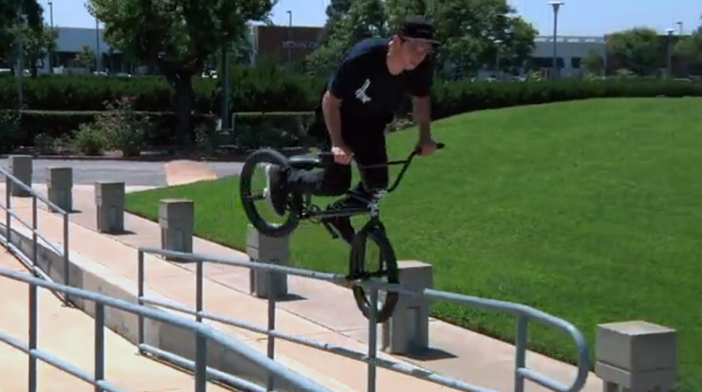 Andrew Castaneda überzeugt in diesem Webvideo für Cult einmal mehr mit technisch höchst anspruchsvollen Tricks, smoothem Style und einem amtlichen Banger