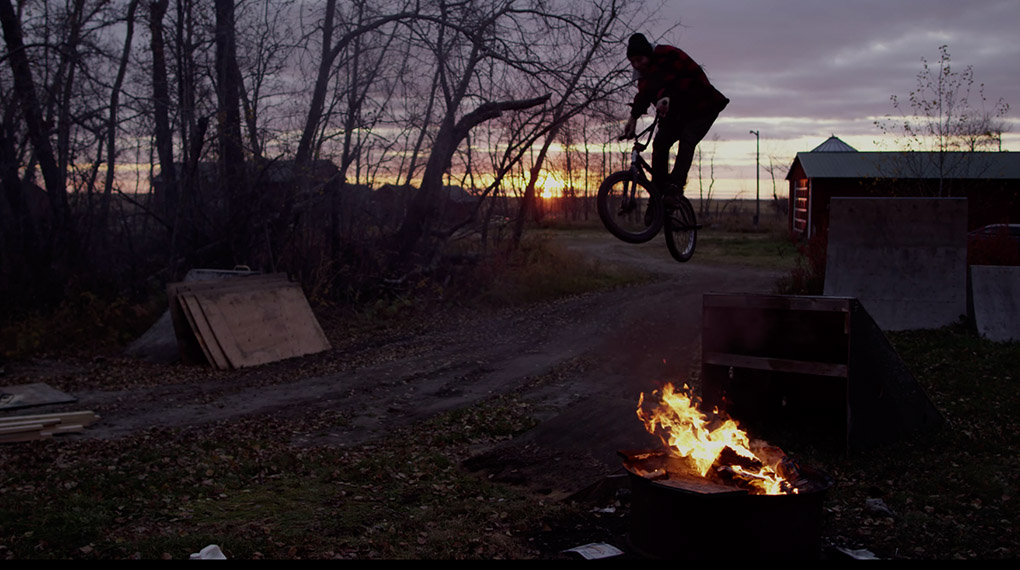Du wohnst am Ende der Welt und kannst deswegen kein Fahrrad fahren? Blödsinn, die Jungs der Bush League zeigen wie