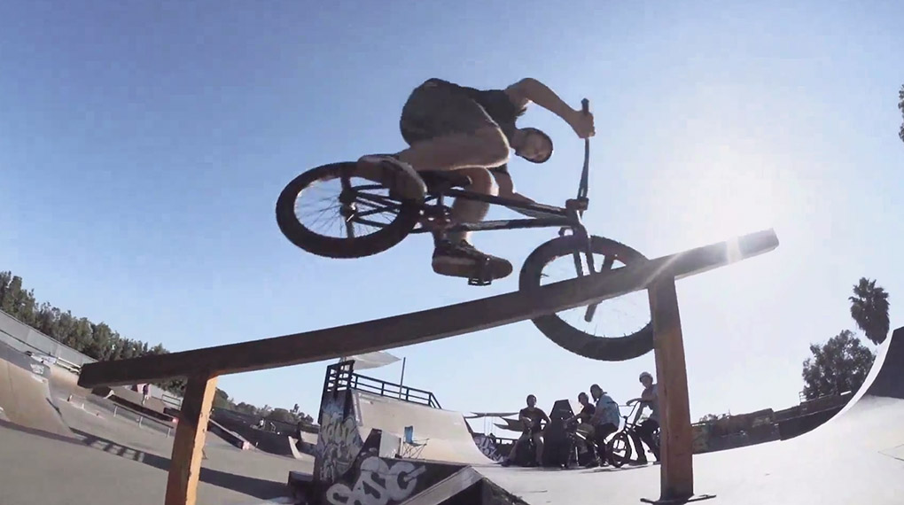 Tricks namens "Beagle Mangler" und "Panda Planting" – Calling The Shots mit Kyle Hart und Alberto Mercado in ihrem Localpark in San Diego.