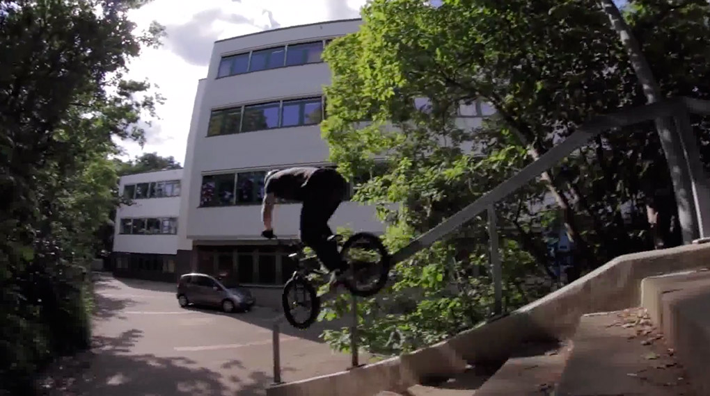 Christian Lutz ist in seinem neuen Video für KHEbikes nahezu jeden Indoorpark in Deutschland gefahren und hat jede Menge guter Clips gesammelt.