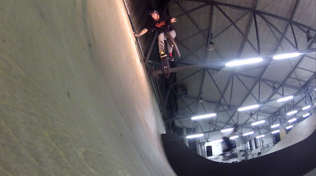 Richy Bieger hat den ganz normalen Wahnsinn, der während einer BMX-Session in der Snipes | Halle 59 in Köln passiert, mit seiner Actionkamera festgehalten.