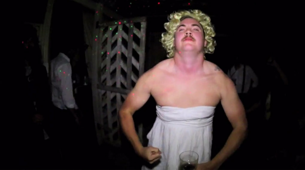 Sowohl fahrerisch auch als Partygast ist Keelan Troy ziemlich genau das, was man in FBM-Kreisen als einen "Ape" bezeichnet. Guter Mann, noch besseres Video.