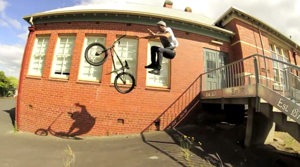 Kym Grosser ist einfach der Boss! Hier ist das Promovideo für seinen Signaturerahmen von The Set voll mit riesigen Rails und technischen Leckerbissen.