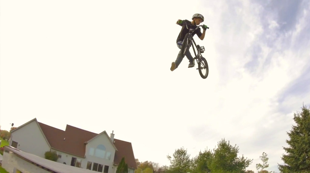 Marcus Christopher ist zwar erst 11 Jahre alt, aber schon ganz groß im Jumpboxbusiness. In diesem Video greift er für Kink Bike Co. tief in seine Trickkiste.