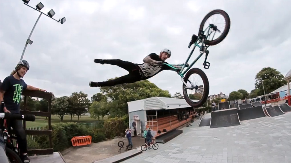 Mark Webb hat auf dem Southsea Skatepark Summer Jam 2014 ein paar richtig harte Dinger rausgehauen. Mehr dazu in diesem Video.