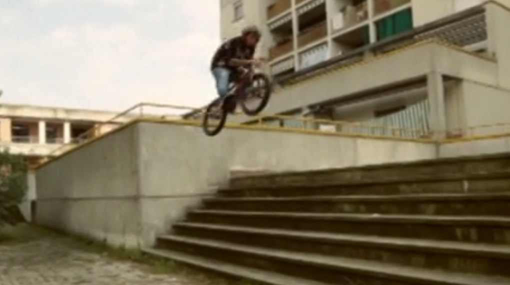 Der italenische Vorderradvirtuose Massimo Crotti gibt sich in seinem Welcome-Edit für Frontocean übertrieben die Lehnung. Hier geht