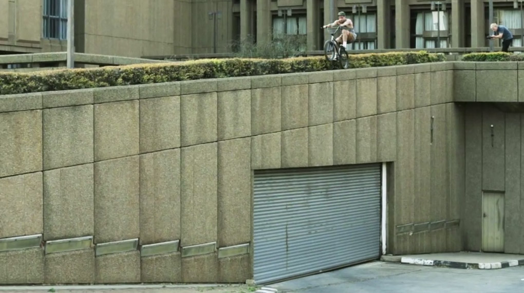 In Hochgeschwindigkeit durch Südafrika, Texas und England: Matt Priest jagt auch in diesem Video für The Source wieder der Sonne hinterher.