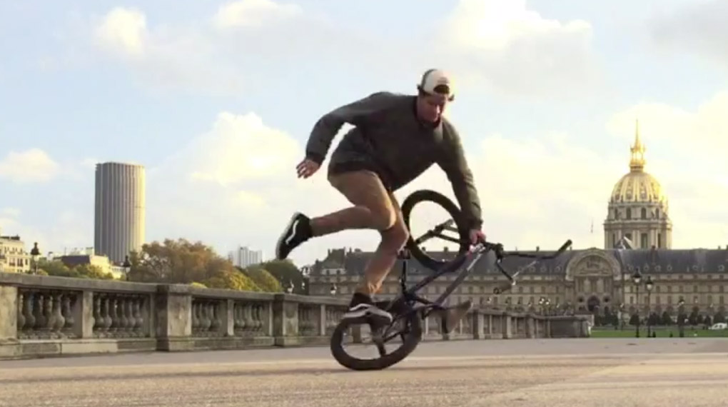 Nachdem Matthias Dandois einige Zeit mit Street geliebäugelt hat, besinnt er sich in diesem Video auf seine Wurzeln, sprich: Flatlandcombos vom Härtesten.