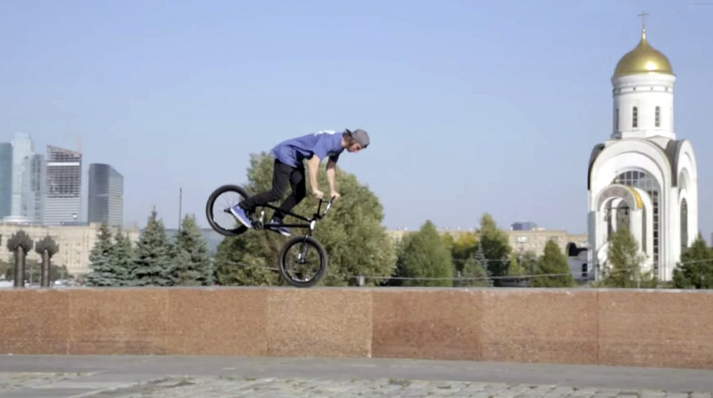 Mike Curley war vier Tage lang in Moskau, wo er kilometerweise Handrails gegrindet ist und Nosemanuals ausbalanciert hat. Hier ist das Video dazu.