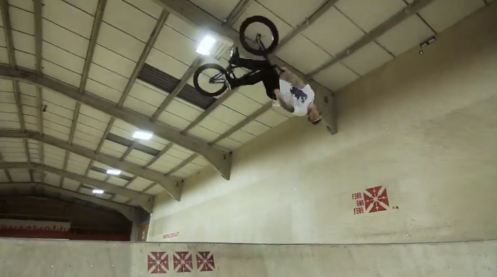 60 Minuten Vollgas in knapp drei äußerst knackigen Minuten zusammengefasst: Ola Selsjord wirbelt für seine Power Hour durch den Adrenaline Alley Skatepark.