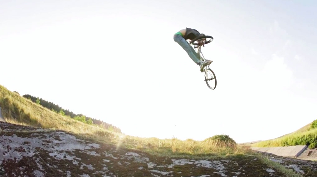 Wirre Absurditäten, knallhartes Radfahren und eine Menge Spaß gab es bei Team Odyssey beim diesjährigen Ride To Glory. Zu acht Minuten Spaß hier entlang: