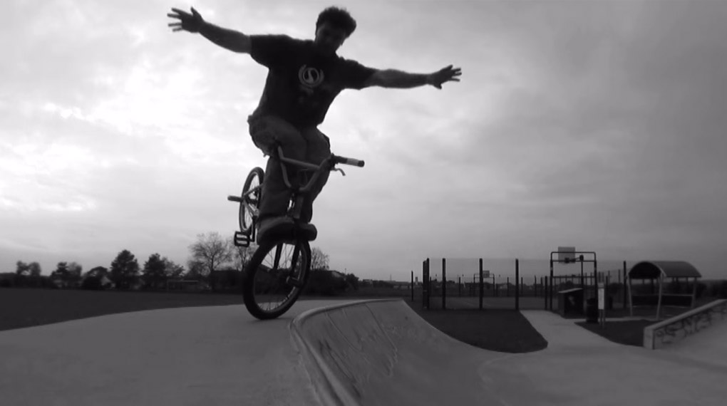 Obwohl Rob Ridge mittlerweile jenseits der 40 ist, bleibt er dennoch bis in die Haarspitzen motiviert und seine Kreativität scheint eh grenzenlos zu sein.