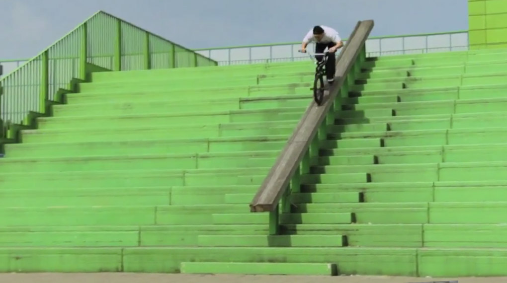 Roy van Kempen zerlegt in diesem Welcome-Edit für Vans Benelux diverse Streetspots in seiner Heimatstadt Amsterdam. Spoiler Alert: Der Ender kann was!