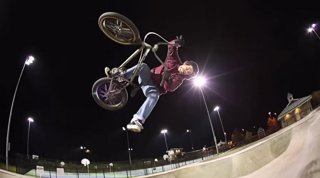 Kein Lust auf Einheitsbrei? Dann ist dieses Video, das Seasmus McKeon im Fowler Skatepark gefilmt hat, wahrscheinlich genau das Richtige für dich!