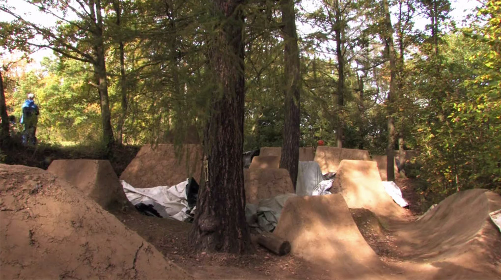 Zum Ausklang der Dreckspielsaison 2014 fand den Sturmbahntrails ein Halloween Jam statt. Hier sind ein paar Impressionen von einem gemütlichen Tag in Plauen.