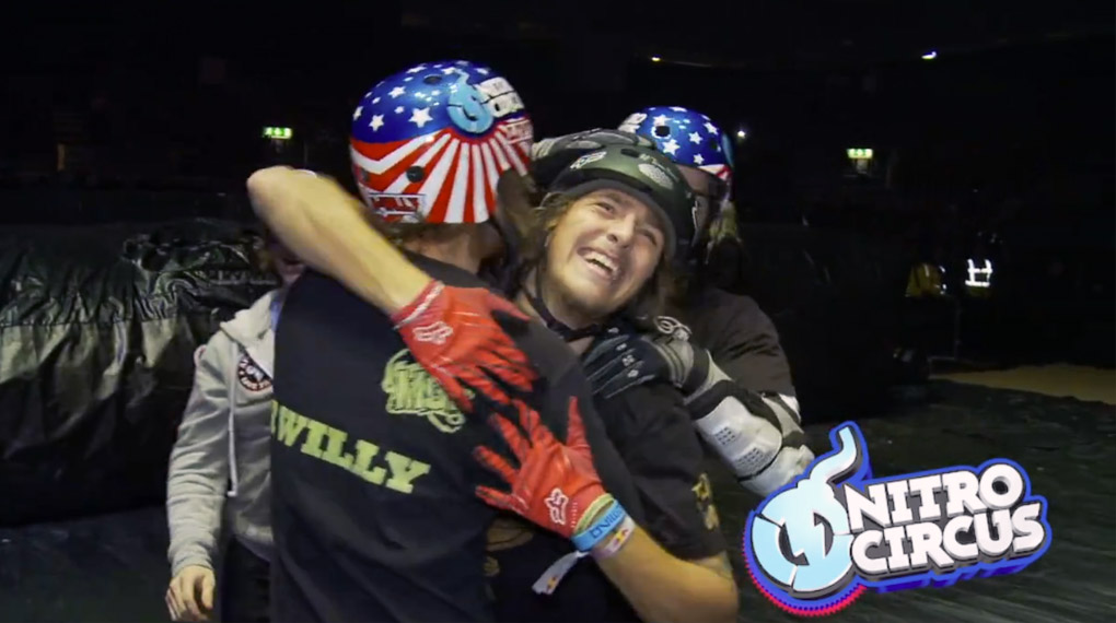 Brandon Loupos hat während einer Nitro-Circus-Show einen Tailwhip Cashroll in die Resimatten gehauen. Wir haben das Video dieses wilden Tricks für euch.