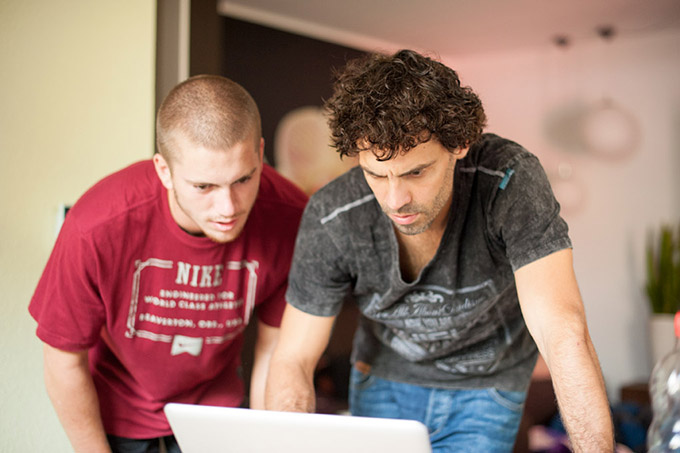 Obwohl sich Timm hervorragend mit trashiger Musik auskennt, nimmt er auch immer wieder gerne Vorschläge von Partnern in Crime wie zum Beispiel Daniel Tünte (links) entgegen