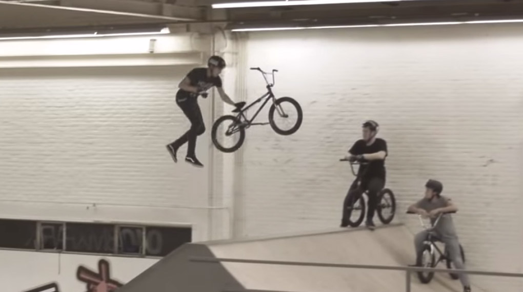 Harry Main ist in seinem Sportwagen nach Eindhoven gedüst, um im 040 BMX Park beim The Wandering Jam dabei zu sein. Mehr dazu in diesem Video.