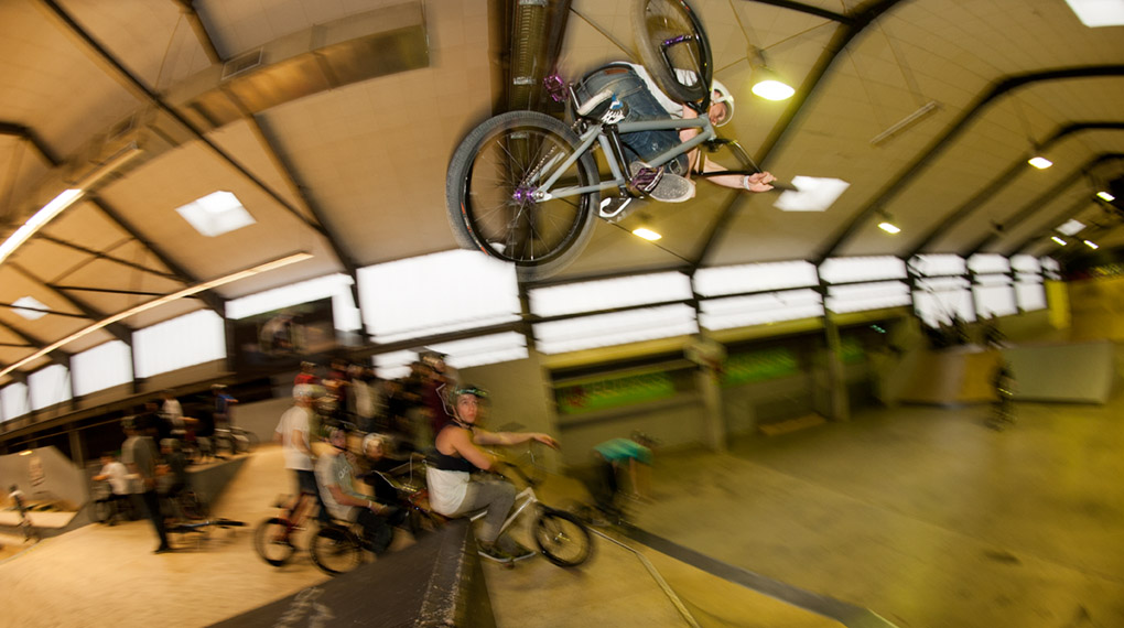 Hier findest du unser Video vom Adventsjam 2014 in der Skatehalle Aurich und eine Fotogallery mit den besten Tricks vom beliebten King of the Flyout.