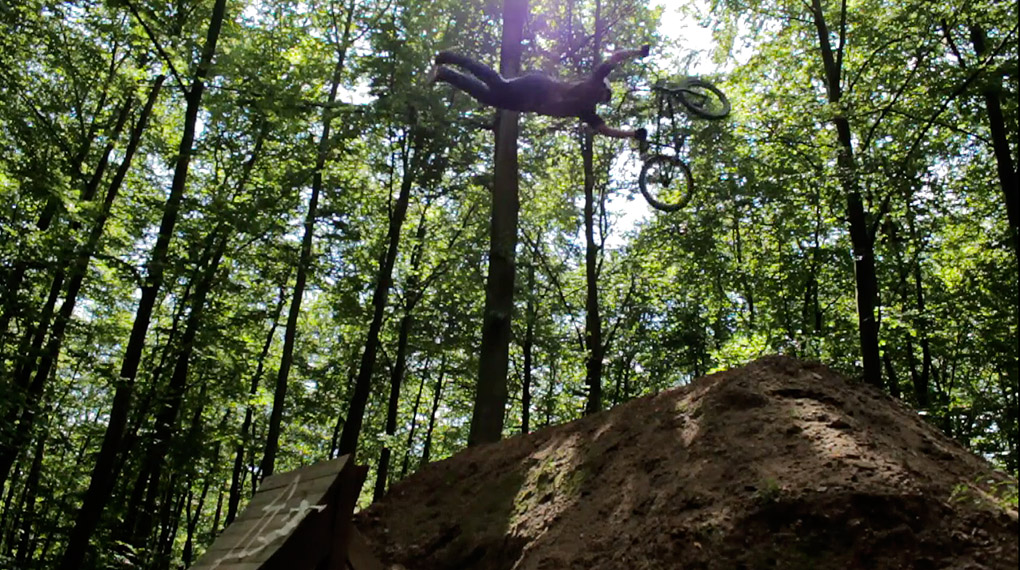 Leservideo des Tages: Michael Riezler und Steffen Krämer haben zusammen einen Edit an den Cloud 9 Trails gefilmt. Doublewhips zum Wochenstart.