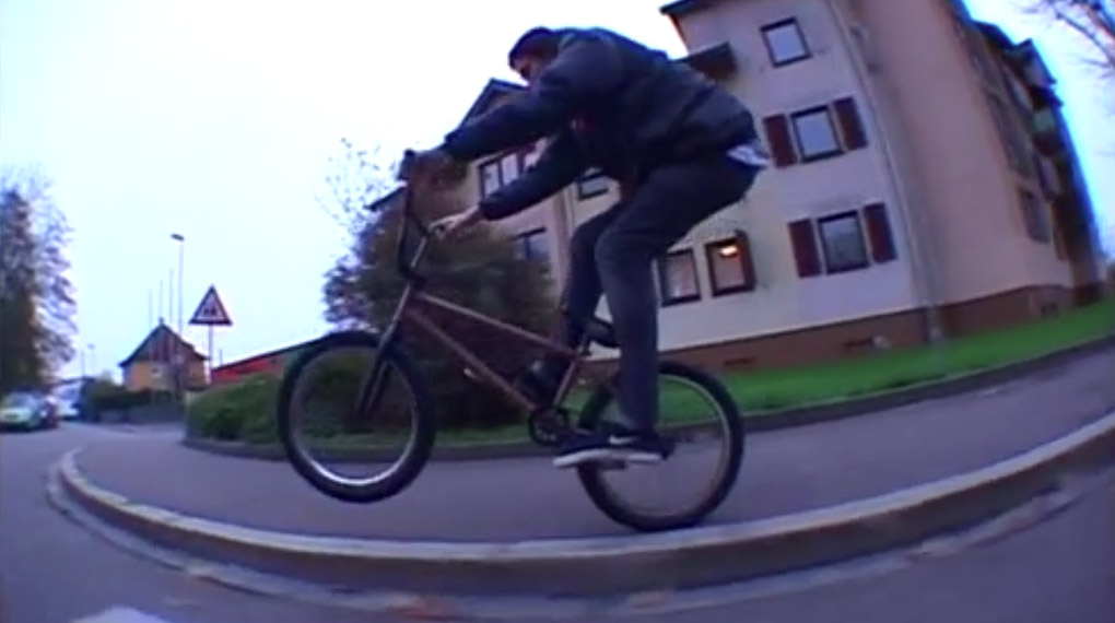 Adrian Kölz und Niklas Wille von Gangbang Bikes haben für das Bangers – Freestyle Film Festival 2014 in Emmendingen die Line des Todes gefilmt.