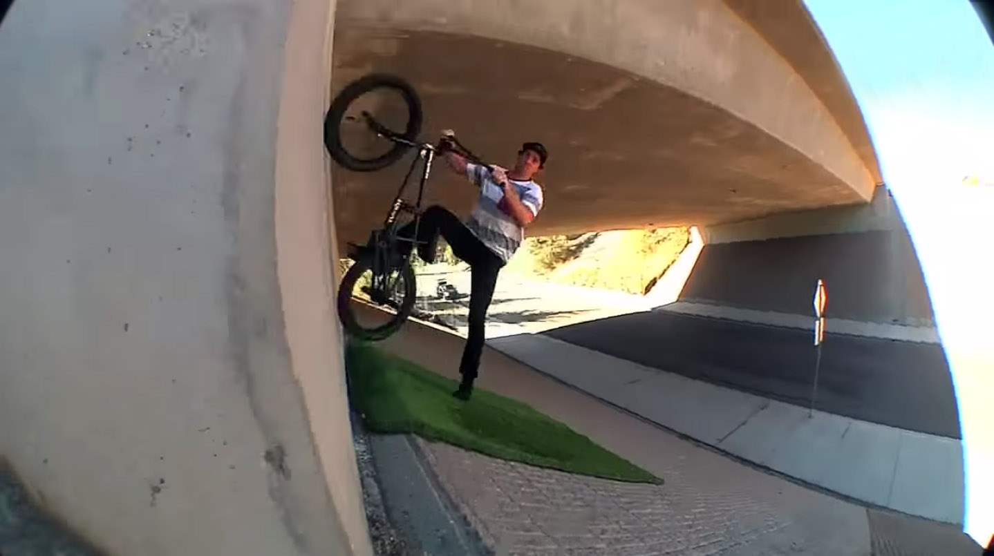 Rodeopeanut stellte die BMX-Fachwelt 2014 vor eine schier unlösbare Zerreißprobe: Sind Rasenlandungen erlaubt oder nicht? Hier gibt