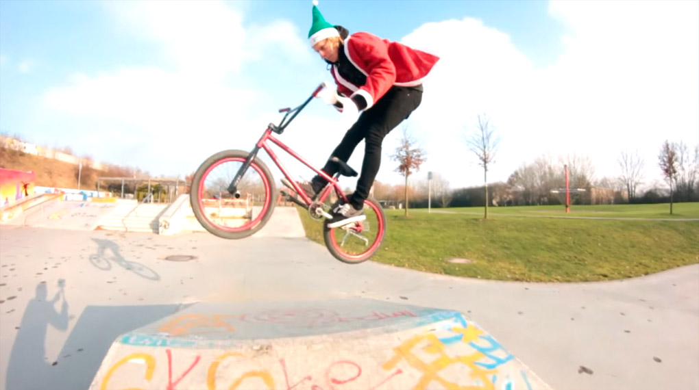 Fliegende Fettsäcke und jede Menge Spaß – Der Rollsportverein Dieter Hase schickt uns Weihnachtsgrüße aus dem Skatepark Gievenbeck vor den Toren Münsters.
