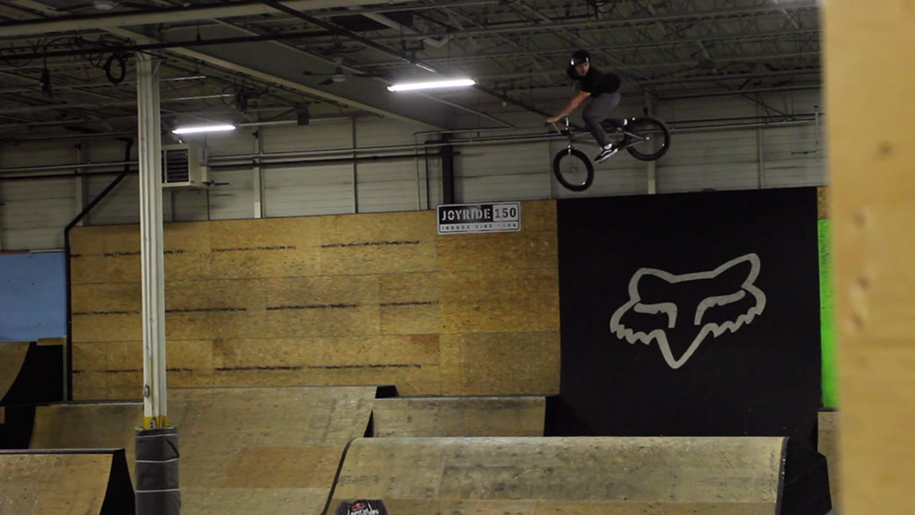 Corey Walsh ist ein Local im Joyride 150 Park und weiß sowohl die Rampen, als auch den Streetteil der Halle zu bedienen.