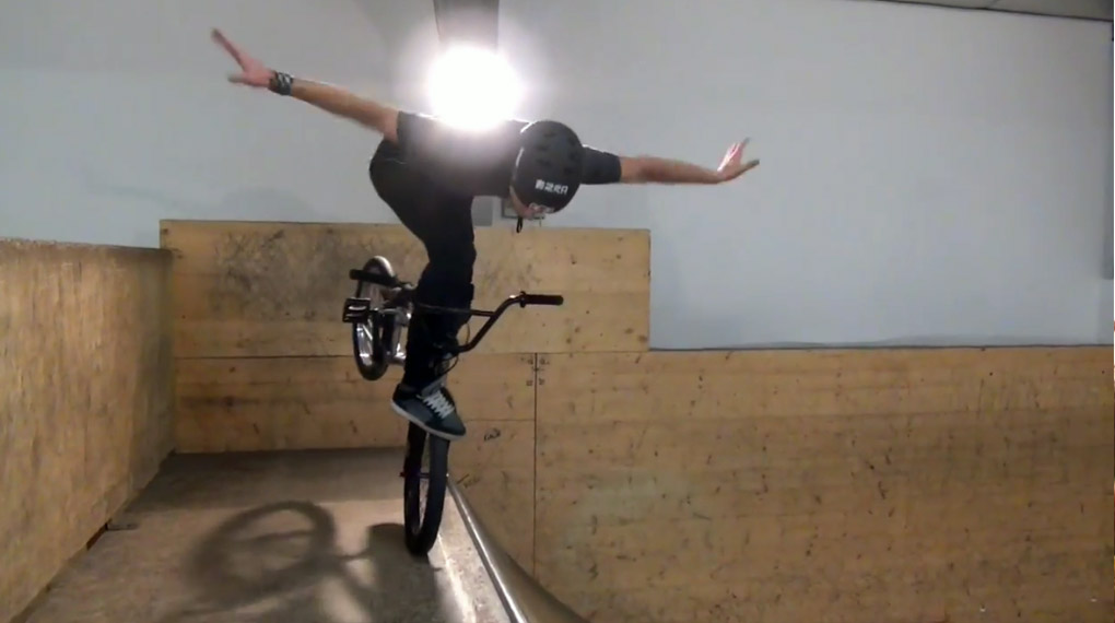 Daniel Finger springt auch als BMX-Rentner noch Zäune aller Art an. Hier ist sein Beitrag für den 