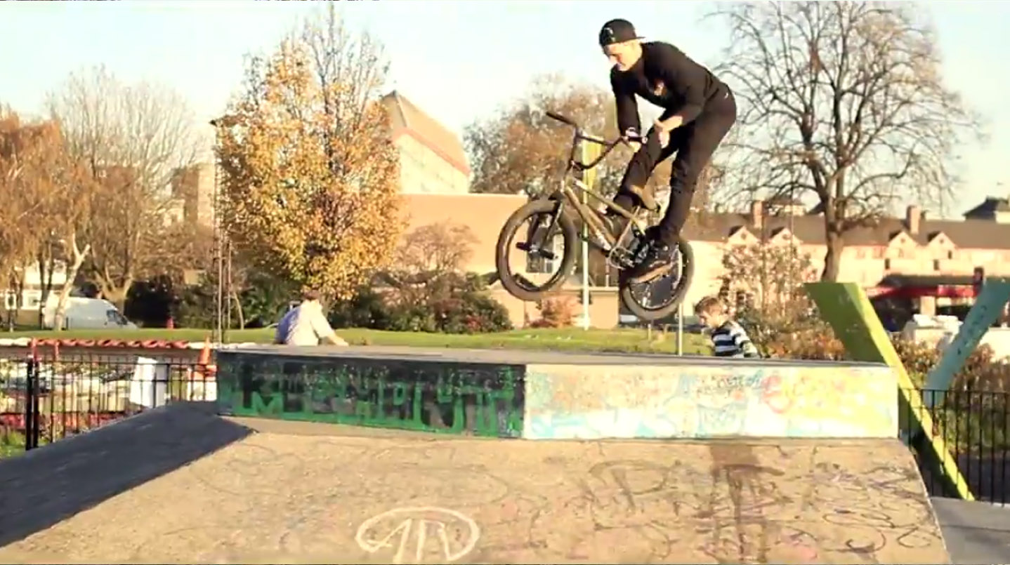 Während seines Londonbesuchs zum Vans rebeljam hat David Budko ein paar Skateparks in der Hauptstadt Großbritanniens abgeklappert. Mehr dazu im Video.