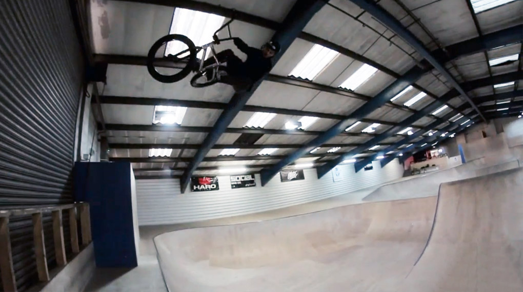 BOOM! Vielflieger Dean Cueson zahlt auch in diesem Video aus dem Asylum Skatepark wieder fleißig auf sein Meilenkonto ein.