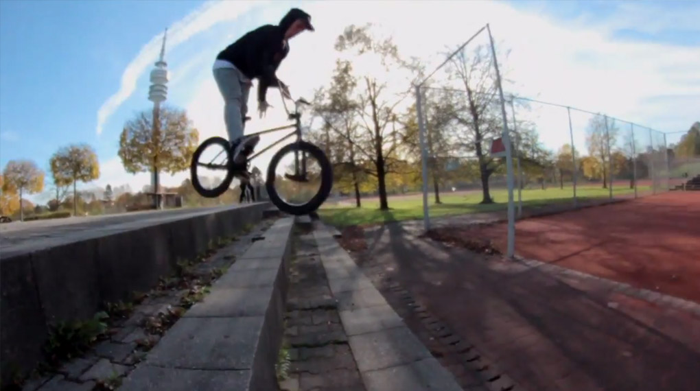 Das Dominik Betten gut abgeht, dürfte sich mittlerweile rumgesprochen haben. Für The Fella hat er zwei Tage in München sein Unwesen getrieben.