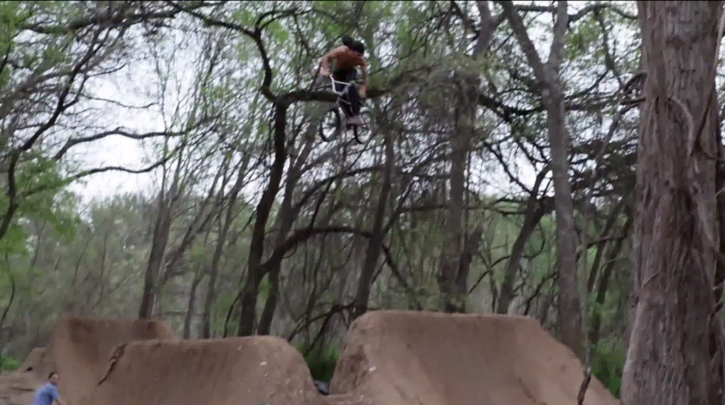 Die Eastside Trails in Austin lassen dir den Mund weit offen stehen, wenn du siehst, wie hoch sich die Jungs aus den Hügeln rauskatapultieren.
