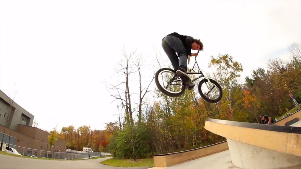 Hast du schon einmal von Graham Bird gehört? Nein? Dann wird es höchste Zeit. Kanadas Antwort auf Stevie Churchill macht auf dem BMX keine Gefangenen.