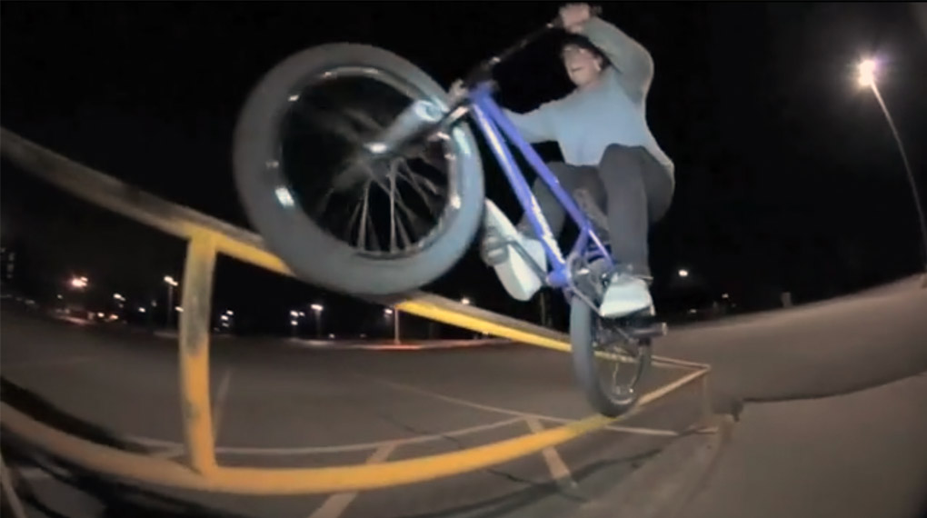 Grant Castelluzzo hat einen Signaturerahmen von Mutiny spendiert bekommen. Im dazugehörigen Promovideo gibt es Hightechgrinds in Schrittgeschwindigkeit.