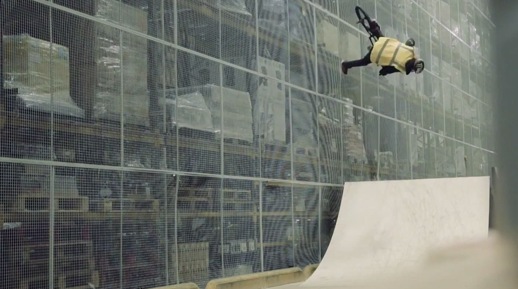 Paul Ryan und Greg Illingworth arbeiten neuerdings als Versandhelfer. Du glaubst das nicht? Überzeug dich selbst in ihrem neuen Mongoose-Video.