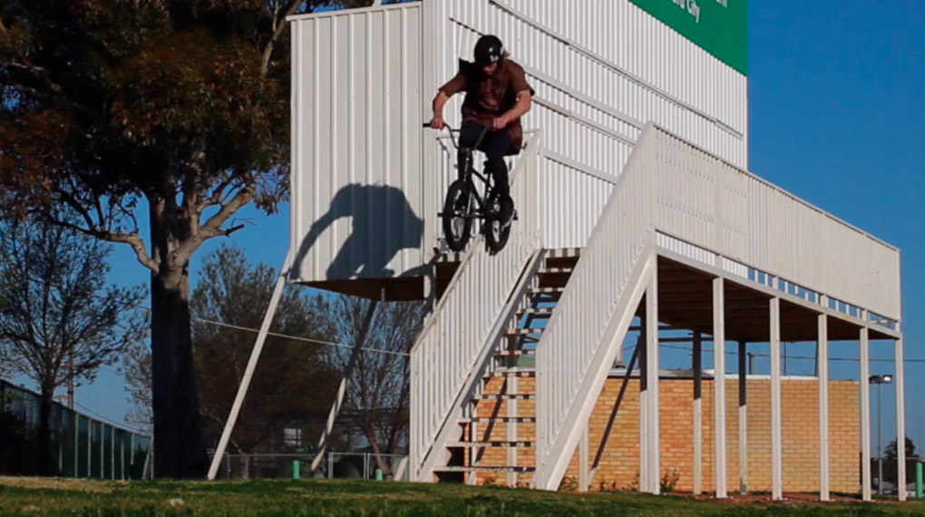 Indigo Hensgen scheint ein bisschen so etwas zu sein wie das am besten gehütete Geheimnis der australischen Streetszene. Mannomann, hat der Bock!